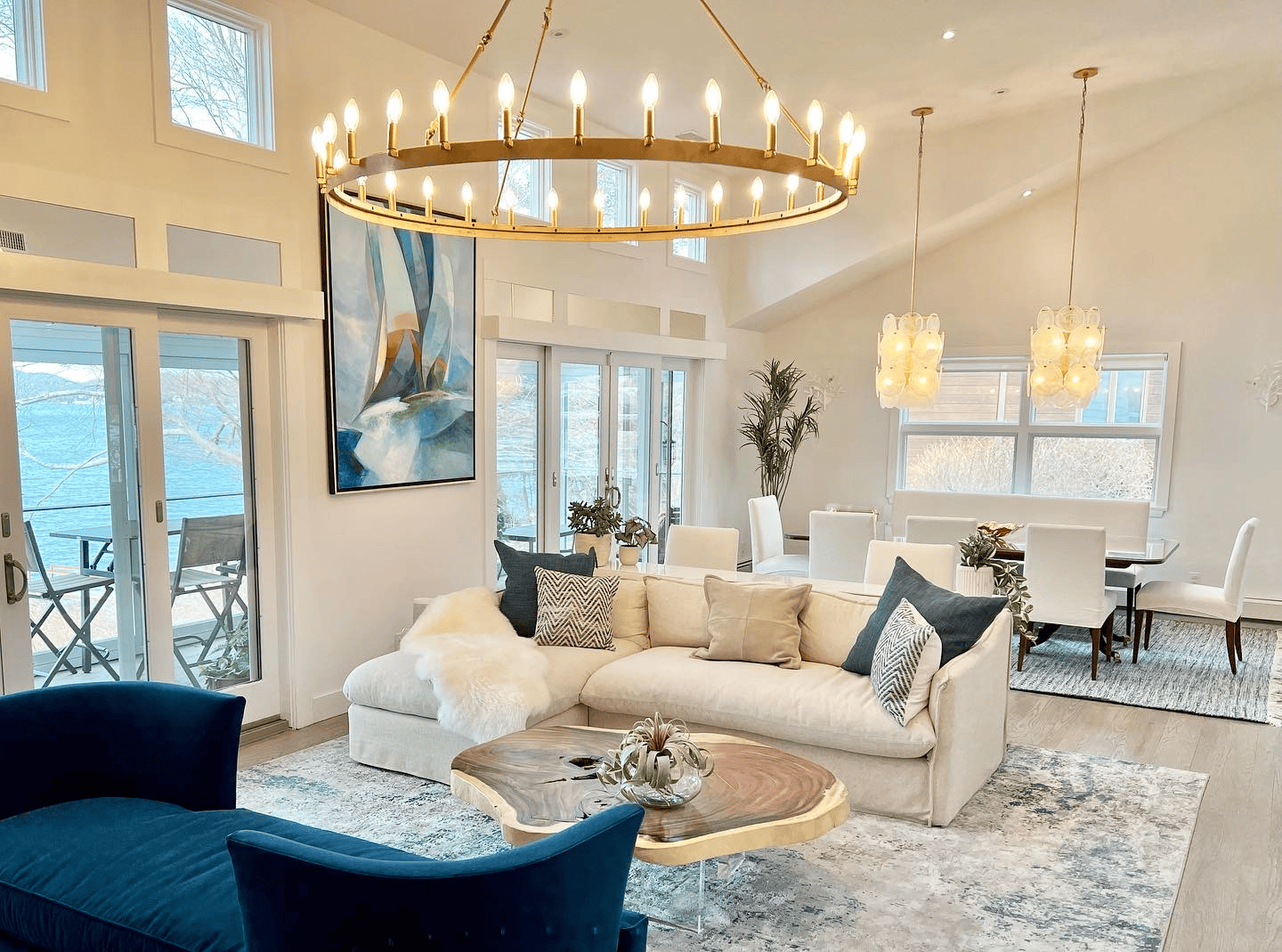 A bright lakeside great room by Sonia Aliz